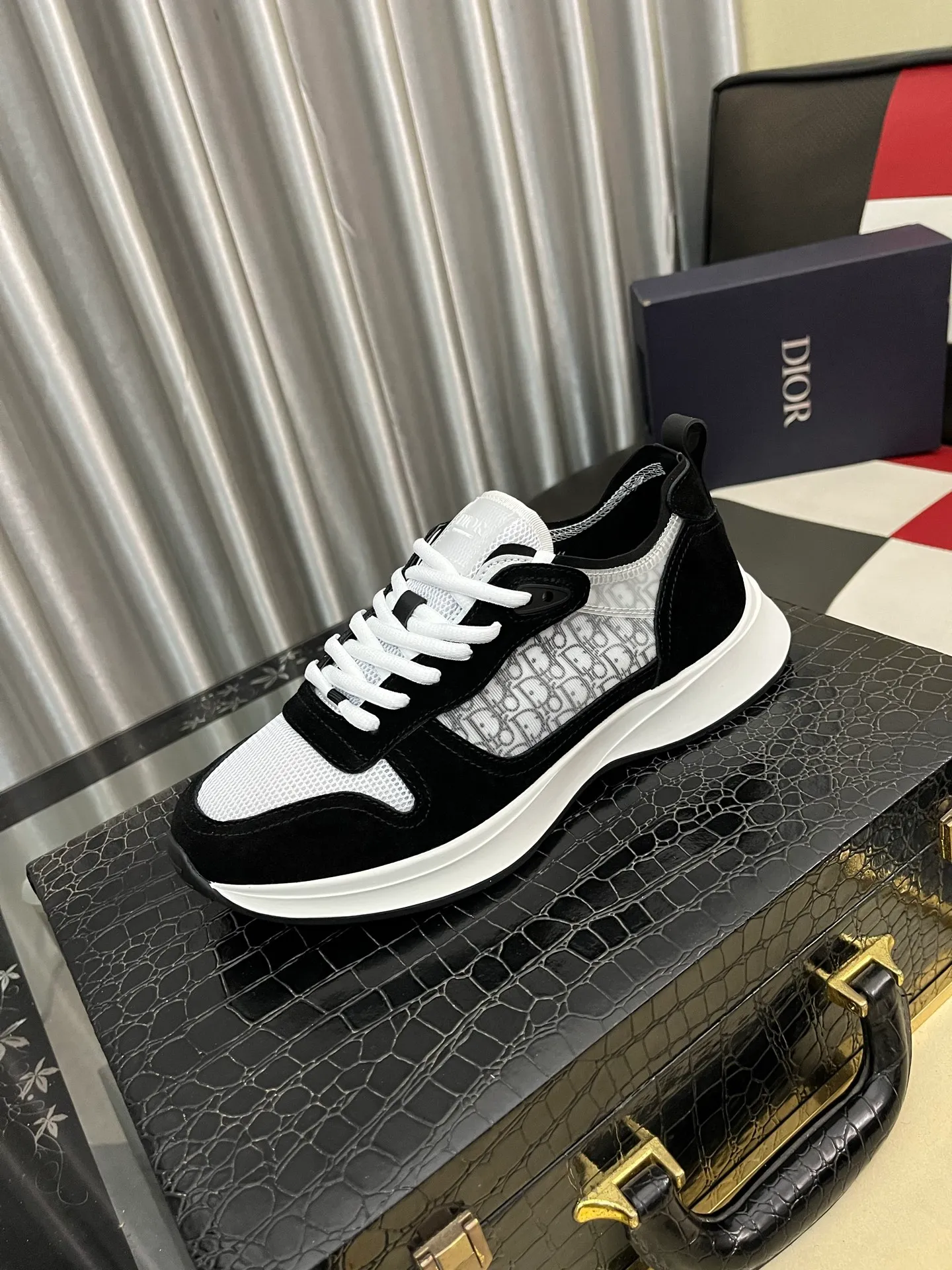 Men's shoes💰: 360⌚️⌚️[Dior] Dior's new men's genuine leather casual shoes, the highest version on the market, any comparison is welcome🆚! The original leather has excellent texture and is super high-end! Fetal sheep net lining imported from Italy, removable pad! Luxurious materials and fine workmanship, highly recommended! Code number: 38-444️⃣Colors available
